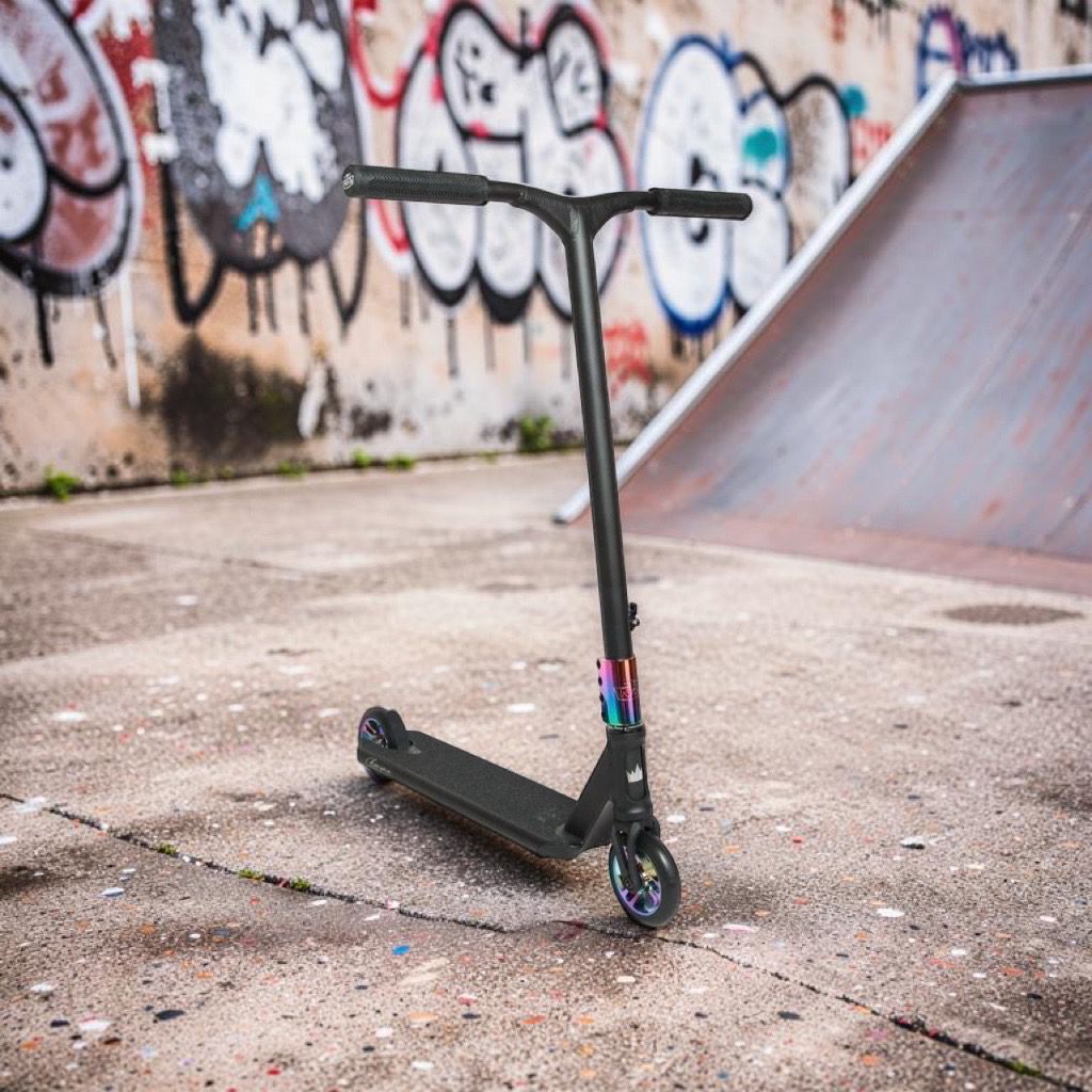 Freestyle koloběžka NKD Rizz Stunt, Černo-duhová  lifestyle 3
